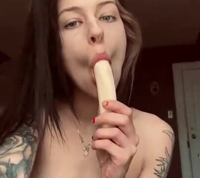 Milfmoneyhoney porn video masturbating with banana!!!