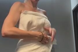 Whitney Cummings exposed her pussy during live broadcast!!!